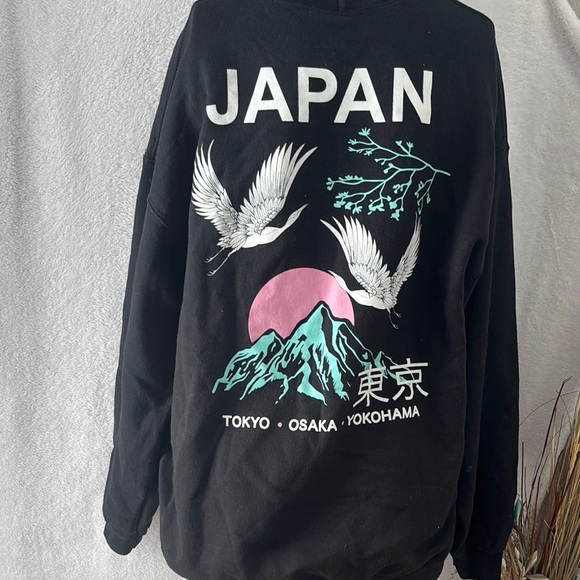 Black Hoodie with‎ Mountain Graphic - Picture 3 of 4